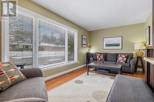 24 Marion Cres, Barrie, ON - Indoor Photo Showing Living Room