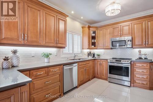 197 Siderno Cres, Vaughan, ON - Indoor Photo Showing Kitchen With Stainless Steel Kitchen
