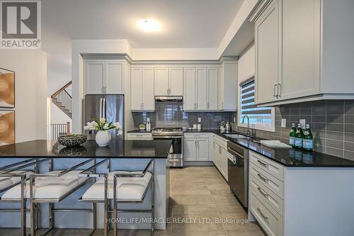 47 Mapleton Street, Richmond Hill, ON - Indoor Photo Showing Kitchen With Upgraded Kitchen