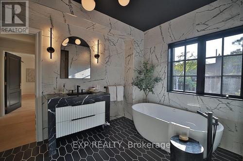 91 Bedford Rd, Toronto, ON - Indoor Photo Showing Bathroom