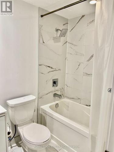 612 - 77 Shuter Street, Toronto, ON - Indoor Photo Showing Bathroom