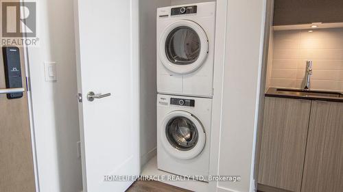 2905 - 575 Bloor Street E, Toronto (Cabbagetown-South St. James Town), ON - Indoor Photo Showing Laundry Room