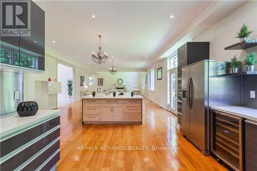 8 Shady Oaks Cres, Toronto, ON - Indoor Photo Showing Kitchen With Upgraded Kitchen