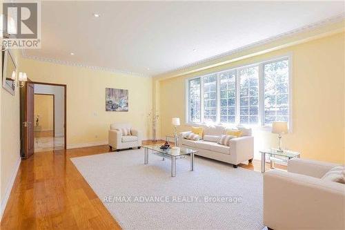 8 Shady Oaks Cres, Toronto, ON - Indoor Photo Showing Living Room