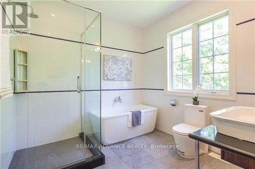 8 Shady Oaks Cres, Toronto, ON - Indoor Photo Showing Bathroom