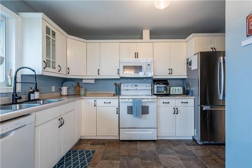 769 Kings Row, Dunnville, ON - Indoor Photo Showing Kitchen With Double Sink