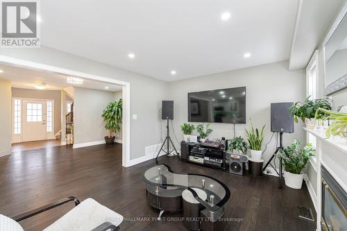 1125 Grandview St N, Oshawa, ON - Indoor Photo Showing Living Room