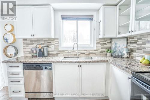7 Maple Crown Terr, Barrie, ON - Indoor Photo Showing Kitchen With Double Sink With Upgraded Kitchen
