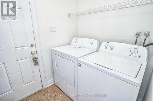 7 Maple Crown Terr, Barrie, ON - Indoor Photo Showing Laundry Room