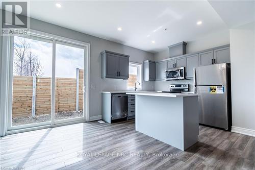 20 - 121A Moffatt Street, St. Catharines, ON - Indoor Photo Showing Kitchen With Upgraded Kitchen
