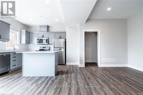 #20 -121A Moffatt St, St. Catharines, ON - Indoor Photo Showing Kitchen With Upgraded Kitchen