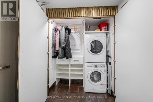 #1205 -100 Harbour St, Toronto, ON - Indoor Photo Showing Laundry Room