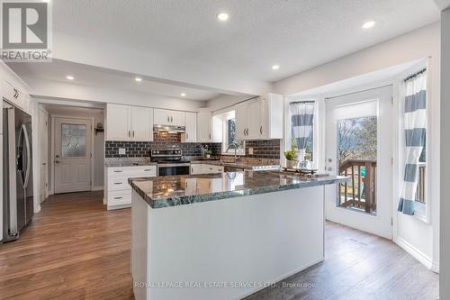 912 Sloan Circle Dr, Innisfil, ON - Indoor Photo Showing Kitchen With Upgraded Kitchen