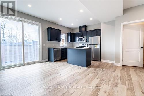 #21 -121A Moffatt St, St. Catharines, ON - Indoor Photo Showing Kitchen With Upgraded Kitchen