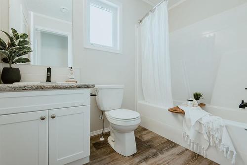 85 Prairie Oaks Drive, Mitchell, MB - Indoor Photo Showing Bathroom