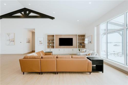 85 Prairie Oaks Drive, Mitchell, MB - Indoor Photo Showing Living Room