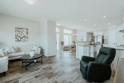 85 Prairie Oaks Drive, Mitchell, MB - Indoor Photo Showing Living Room