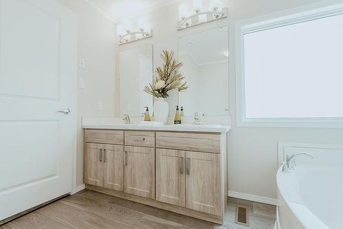 36 Prairie Oaks Drive, Mitchell, MB - Indoor Photo Showing Bathroom