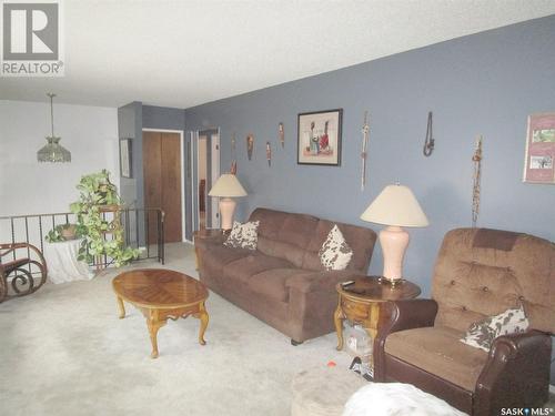 529 6Th Avenue E, Assiniboia, SK - Indoor Photo Showing Living Room