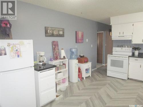 529 6Th Avenue E, Assiniboia, SK - Indoor Photo Showing Kitchen