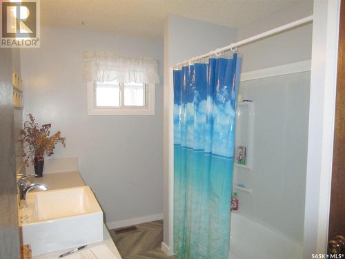 529 6Th Avenue E, Assiniboia, SK - Indoor Photo Showing Bathroom