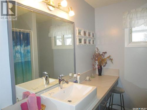 529 6Th Avenue E, Assiniboia, SK - Indoor Photo Showing Bathroom