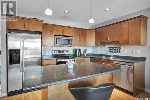 326 Coad Manor, Saskatoon, SK - Indoor Photo Showing Kitchen With Double Sink