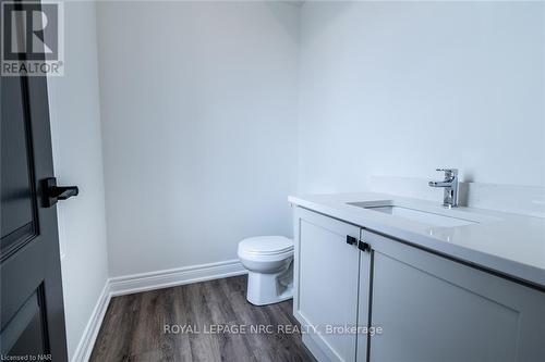 17 - 121A Moffatt Street, St. Catharines, ON - Indoor Photo Showing Bathroom