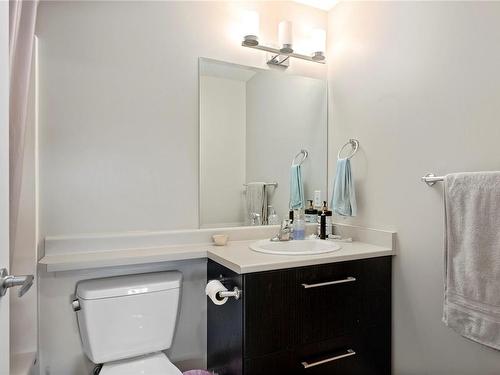 201-2117 Meredith Rd, Nanaimo, BC - Indoor Photo Showing Bathroom