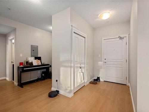 201-2117 Meredith Rd, Nanaimo, BC - Indoor Photo Showing Other Room