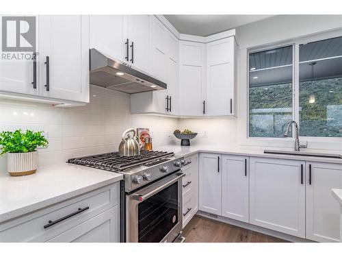 1599 Summer Crescent, Kelowna, BC - Indoor Photo Showing Kitchen With Upgraded Kitchen