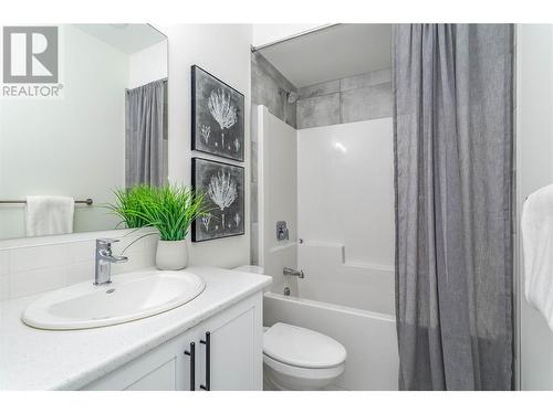1599 Summer Crescent, Kelowna, BC - Indoor Photo Showing Bathroom
