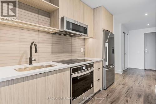 #810 -185 Dunlop St E, Barrie, ON - Indoor Photo Showing Kitchen With Upgraded Kitchen