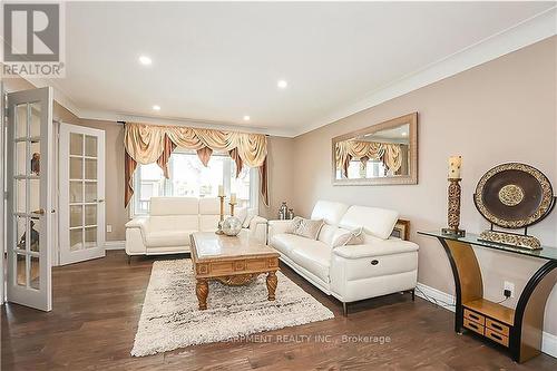 68 Montmorency Dr, Hamilton, ON - Indoor Photo Showing Living Room