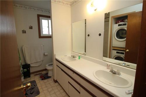 Mainfloor - 4 pc bath / Laundry - 96 Gillin Road, Brantford, ON - Indoor Photo Showing Bathroom