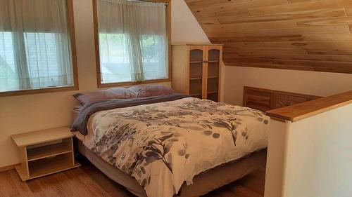 3268 Highway 3A, Nelson, BC - Indoor Photo Showing Bedroom