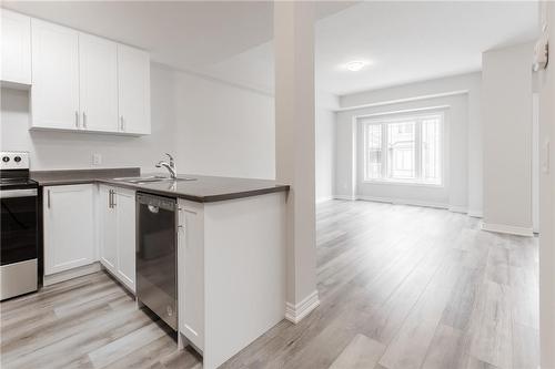 19 Picardy Drive|Unit #27, Stoney Creek, ON - Indoor Photo Showing Kitchen