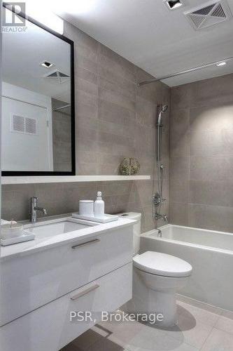#401 -501 Adelaide St W, Toronto, ON - Indoor Photo Showing Bathroom