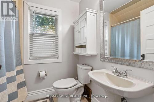 50 Lowell Ave, St. Catharines, ON - Indoor Photo Showing Bathroom