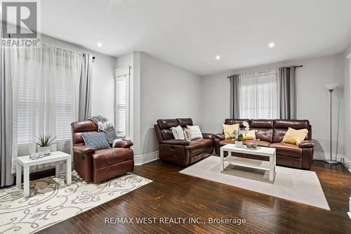 50 Lowell Avenue, St. Catharines, ON - Indoor Photo Showing Living Room