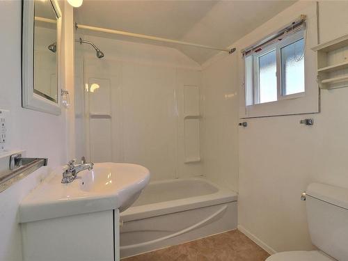 4704 Cumberland Rd, Cumberland, BC - Indoor Photo Showing Bathroom