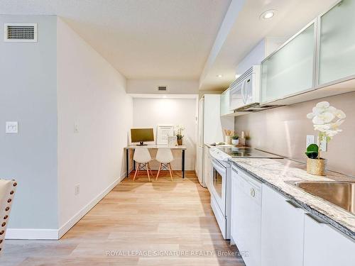 1506-4K Spadina Ave, Toronto, ON - Indoor Photo Showing Kitchen