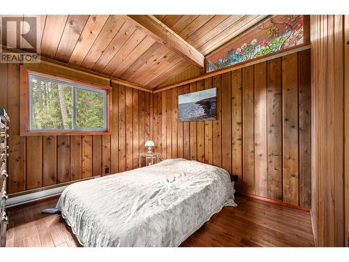 7640 Granite Place, Anglemont, BC - Indoor Photo Showing Bedroom
