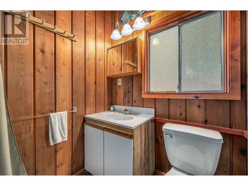 7640 Granite Place, Anglemont, BC - Indoor Photo Showing Bathroom