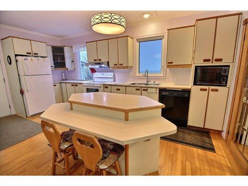 Kitchen - 711 Boul. Perron, Carleton-Sur-Mer, QC - Indoor Photo Showing Kitchen With Double Sink