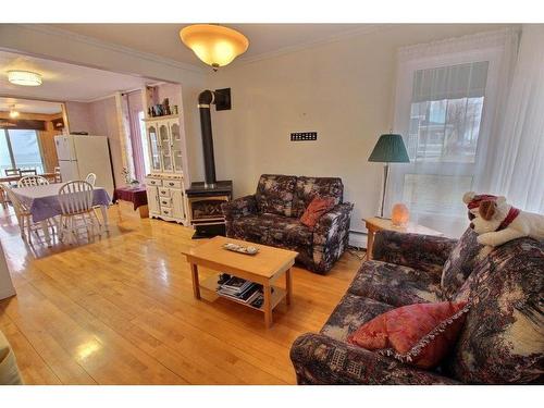 Salon - 711 Boul. Perron, Carleton-Sur-Mer, QC - Indoor Photo Showing Living Room