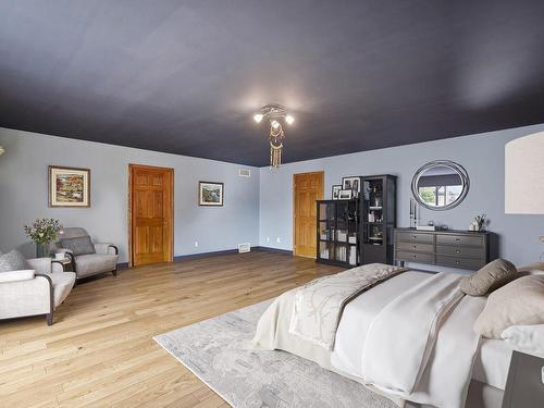 Master bedroom - 1092 Rue Dion, Laval (Sainte-Dorothée), QC - Indoor Photo Showing Bedroom