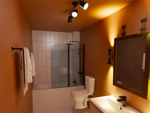 Bathroom - 5547 Rue Bannantyne, Montréal (Verdun/Île-Des-Soeurs), QC - Indoor Photo Showing Bathroom