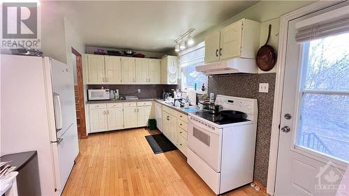 960 Cahill Drive, Ottawa, ON - Indoor Photo Showing Kitchen