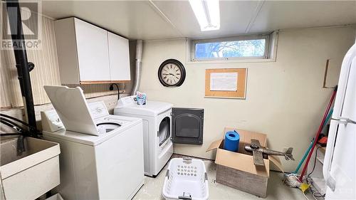 960 Cahill Drive, Ottawa, ON - Indoor Photo Showing Laundry Room